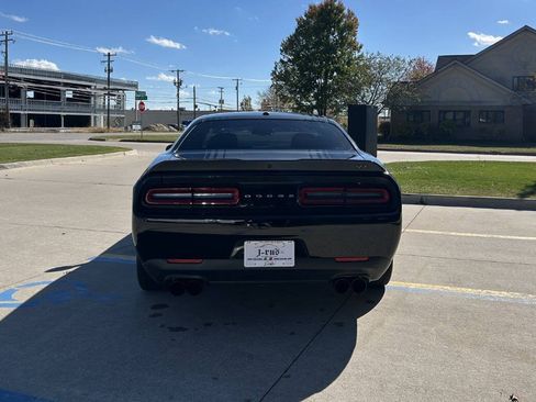 Used 2016 Dodge Challenger R/T image 7