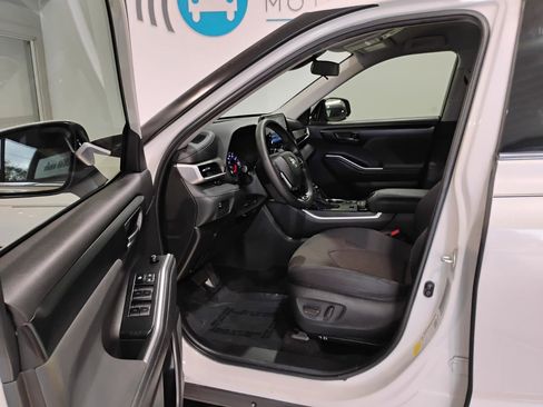 Used 2021 Toyota Highlander L image 8