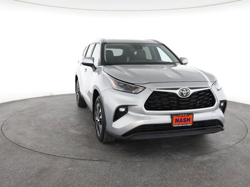 Used 2023 Toyota Highlander XLE image 3