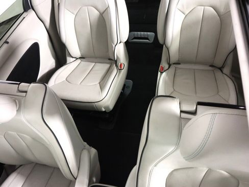 Used 2017 Chrysler Pacifica Platinum FWD image 29