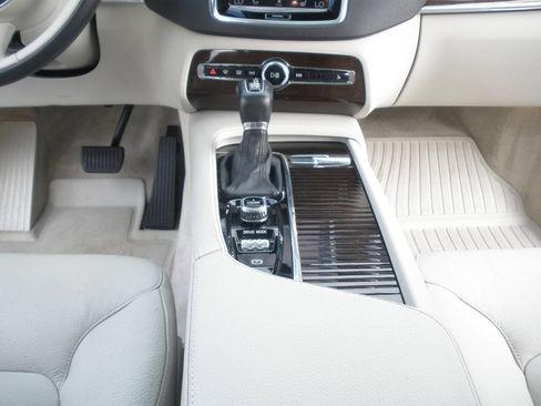 Used 2016 Volvo XC90 T6 Momentum w/ Momentum Plus Package AWD/4WD image 37