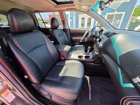 Used 2012 Toyota Highlander SE w/ Tow Pkg FWD image 27