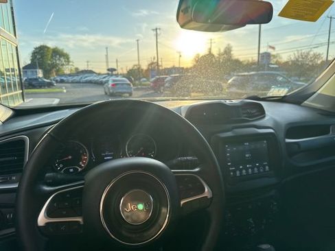 Used 2018 Jeep Renegade Latitude w/ Cold Weather Group AWD/4WD image 20