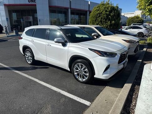 Used 2023 Toyota Highlander Limited FWD image 1