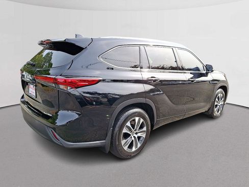 Used 2021 Toyota Highlander XLE image 11