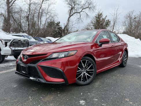 Used 2021 Toyota Camry SE image 1