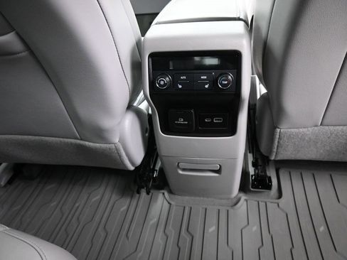 Used 2022 GMC Acadia SLT w/ Technology Package image 13