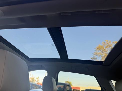 Used 2011 Cadillac SRX Luxury image 16