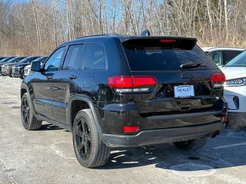 Used 2019 Jeep Grand Cherokee Laredo image 4