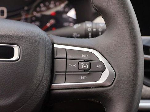 Used 2025 Jeep Compass Latitude w/ Sun & Sound Group AWD/4WD image 13