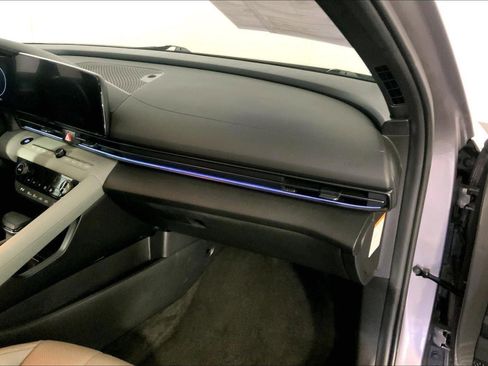 Used 2025 Hyundai Elantra Limited FWD image 16