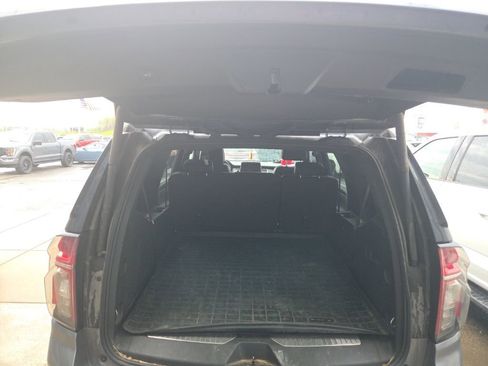 Used 2022 Chevrolet Tahoe Z71 w/ Luxury Package AWD/4WD image 4