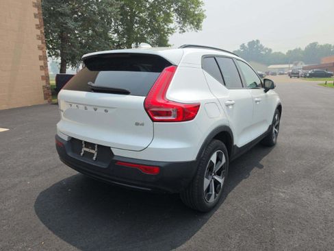 Used 2023 Volvo XC40 B4 Ultimate FWD image 2