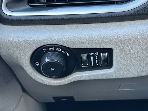 Used 2024 Chrysler Pacifica Touring-L image 30