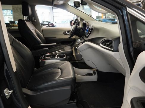 Used 2019 Chrysler Pacifica Touring-L image 29