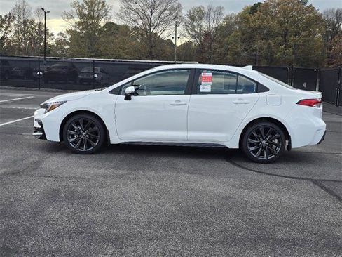 Used 2025 Toyota Corolla SE image 3