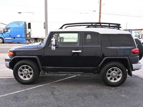 Used 2011 Toyota FJ Cruiser 2WD w/ Upgrade Pkg image 4