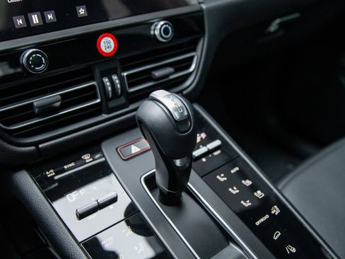 Certified 2026 Porsche Macan AWD/4WD image 16