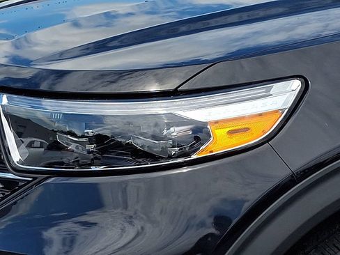 Used 2020 Ford Explorer XLT w/ Equipment Group 202A AWD/4WD image 9