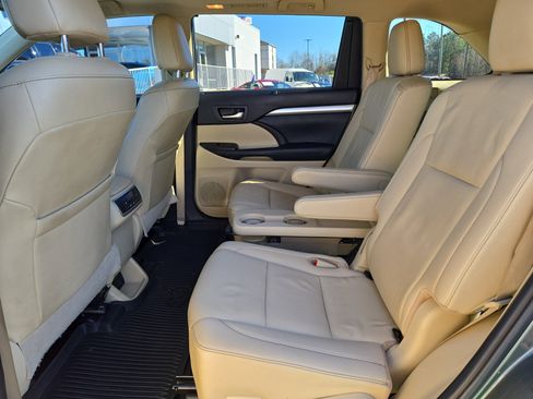 Used 2019 Toyota Highlander XLE image 16