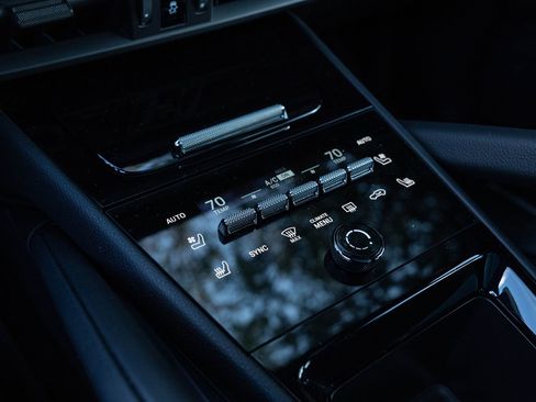 Certified 2025 Porsche Cayenne image 31