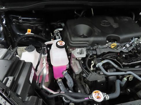 Used 2025 Toyota Sienna Platinum AWD/4WD image 34