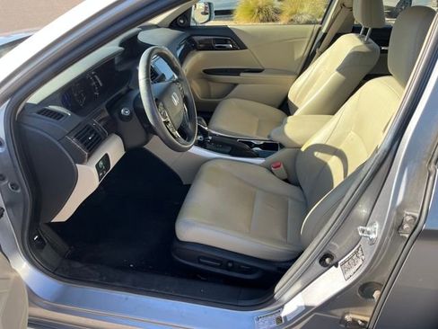 Used 2017 Honda Accord Touring image 2