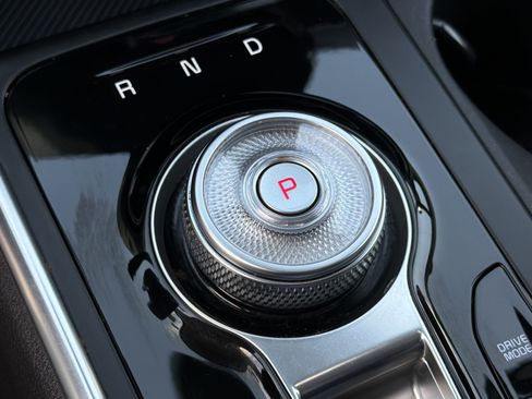 Used 2025 Kia Carnival SX w/ SX Dark Edition Package FWD image 33