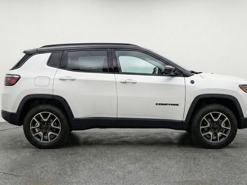 Used 2025 Jeep Compass Trailhawk image 11