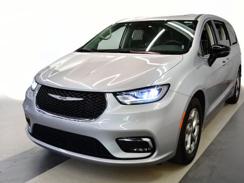 Used 2024 Chrysler Pacifica Limited FWD image 4