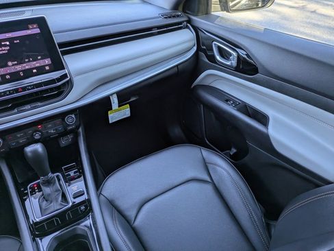 Used 2024 Jeep Compass Limited image 16