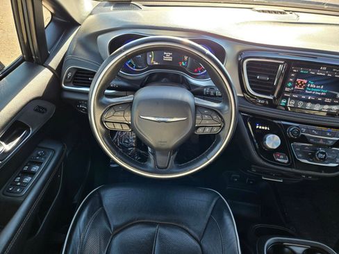 Used 2020 Chrysler Pacifica Limited w/ Advanced Safetytec Group FWD image 13