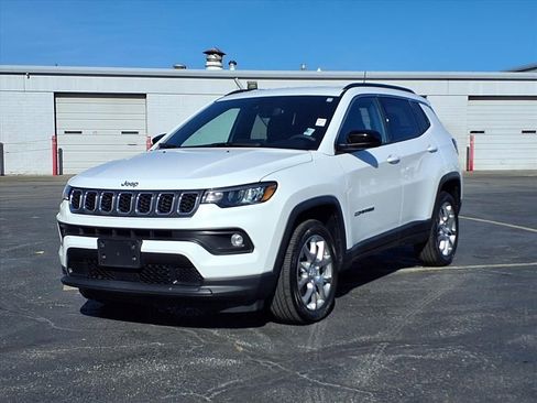 Used 2024 Jeep Compass Latitude image 2