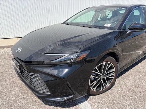 Used 2025 Toyota Camry XLE AWD/4WD image 3