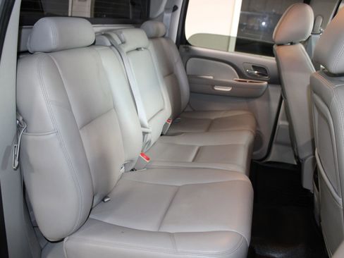 Used 2011 Chevrolet Avalanche LTZ image 19