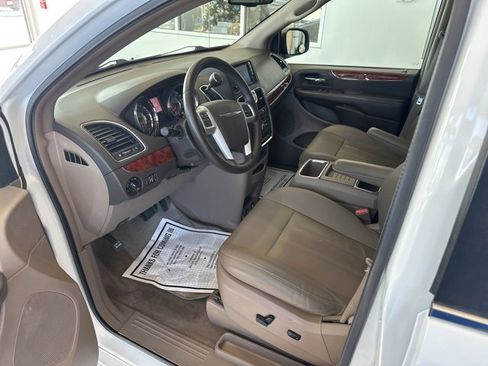 Used 2016 Chrysler Town & Country Touring image 7