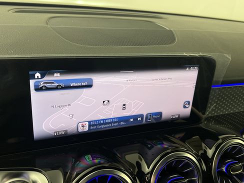 Used 2025 Mercedes-Benz GLB 250 4MATIC image 30