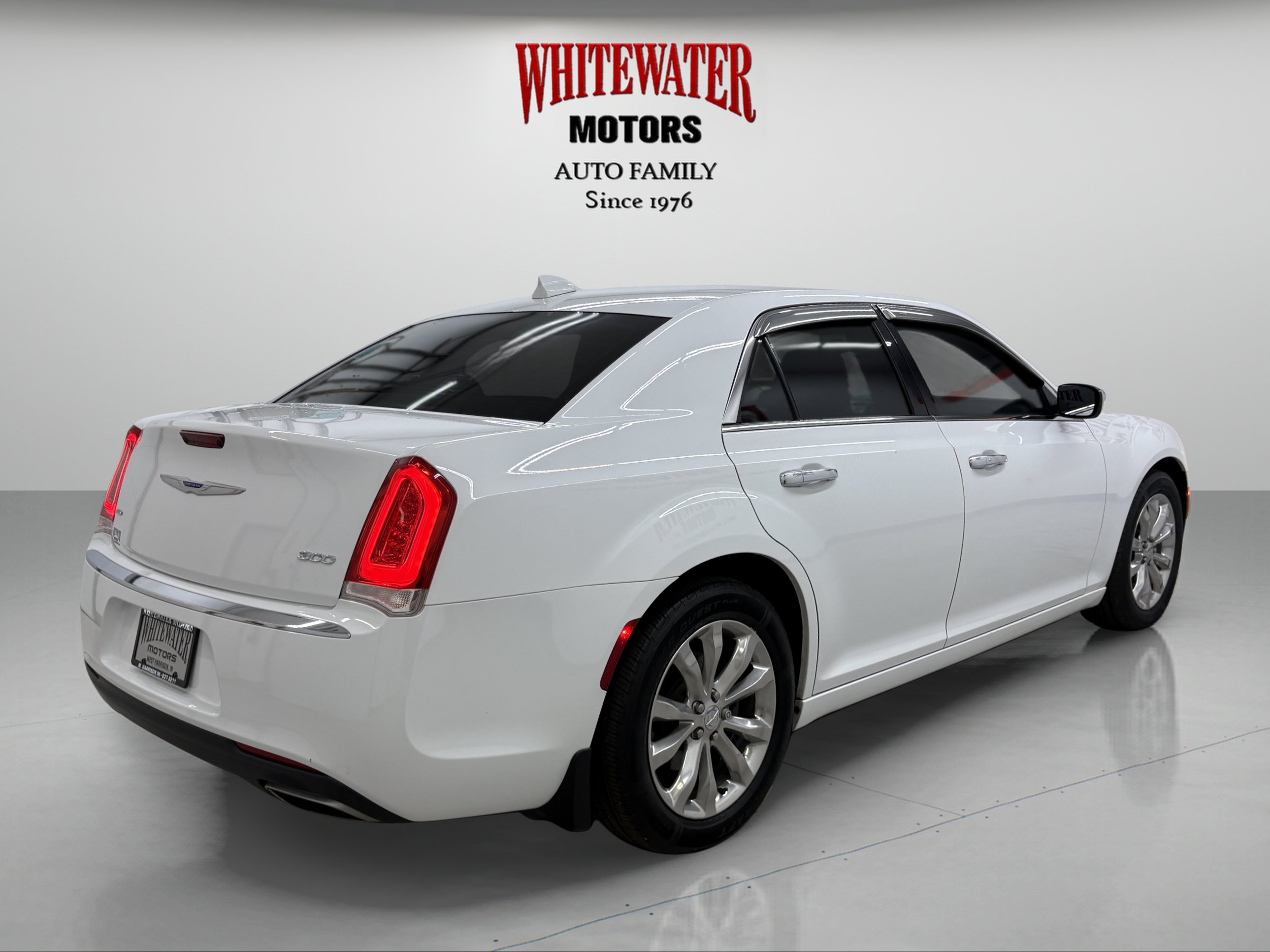 Used 2018 Chrysler 300 Limited AWD/4WD image 4