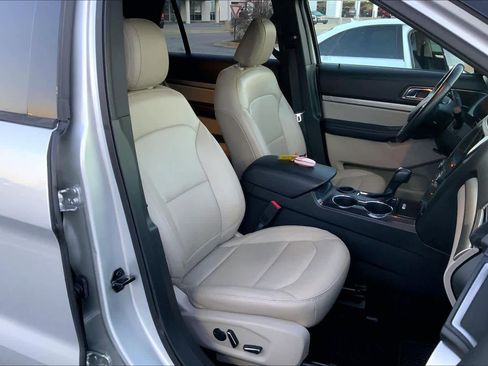 Used 2018 Ford Explorer XLT w/ Equipment Group 202A image 9
