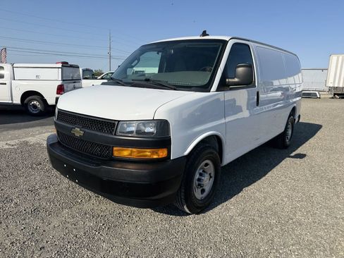 Used 2018 Chevrolet Express 2500 w/ Driver Convenience Package RWD image 2