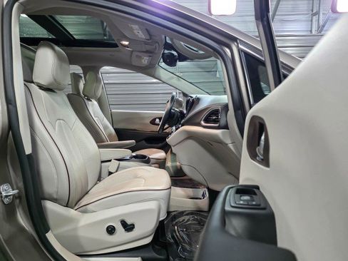 Used 2017 Chrysler Pacifica Limited image 19