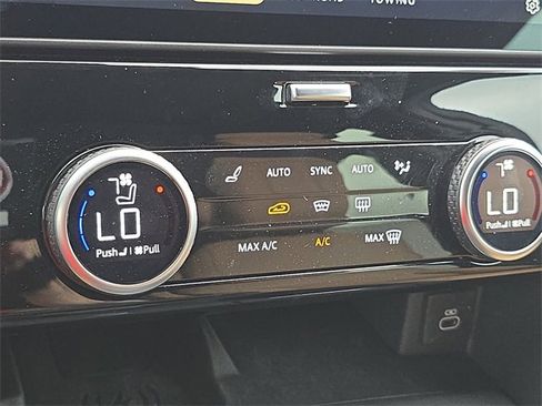 Used 2025 Land Rover Discovery Dynamic SE image 24