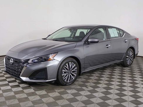 Used 2023 Nissan Altima 2.5 SV w/ SV Premium Package FWD image 9