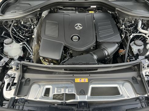 Used 2025 Mercedes-Benz GLC 300 4MATIC image 36