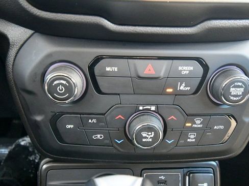 Used 2023 Jeep Renegade Latitude AWD/4WD image 28