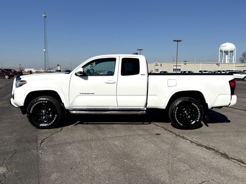 Used 2022 Toyota Tacoma SR5 w/ Technology Package image 7