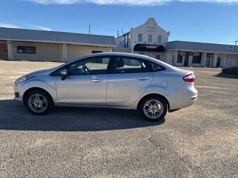 Used 2018 Ford Fiesta SE image 9