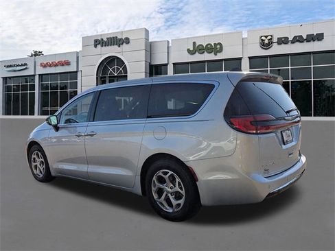 Certified 2024 Chrysler Pacifica Limited image 5