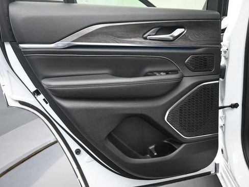 Used 2023 Jeep Grand Cherokee Overland image 14