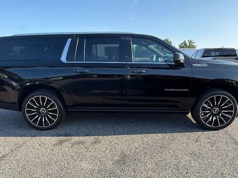 New 2026 Chevrolet Suburban High Country AWD/4WD image 9